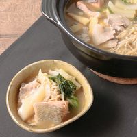 鮭と豚バラのみそ豆乳寄せ鍋