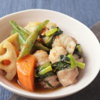 こってり くるくる豚バラ肉と根菜の煮物