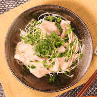たっぷりかいわれと豚バラ肉のゆず胡椒ポン酢和え