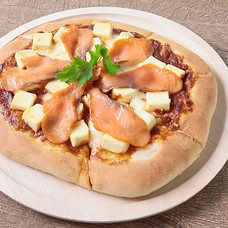 ベーコンたっぷり ナンを使ったチーズピザ 理想の食事バランスをご家庭で