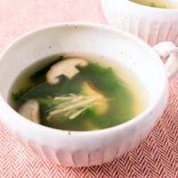 昆布茶で春菊としいたけのあっさりスープ