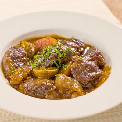 牛肉の赤ワイン煮込み