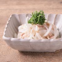 丸ごと使い切り 新玉ねぎとツナの黒こしょう和え
