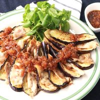 ナスと豚バラ肉のステーキ 焦がしオニオンソース