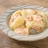 白みそ入り カブと鮭のクリーム煮