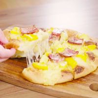 銀匙飯!じゃがいもとベーコンの3種チーズ入りピザ