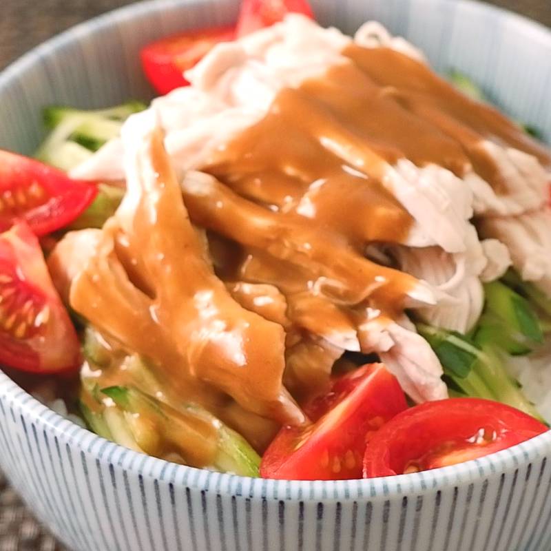 焼肉のタレで簡単 鶏むね肉バンバンジー丼 作り方 レシピ クラシル