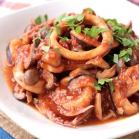 イカとキノコのトマト煮込み