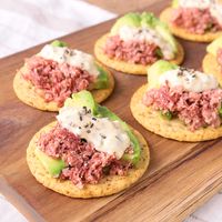 アボカドとコンビーフのカナッペ
