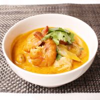 酸味がたまらない!具材たっぷりトムヤムクン