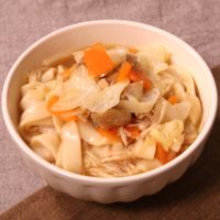 体ポカポカ!醤油ベースの煮込みうどん