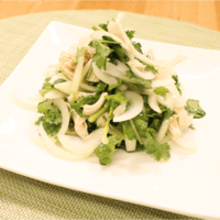 レンジで簡単!蒸し鶏とパクチーのアジアンサラダ