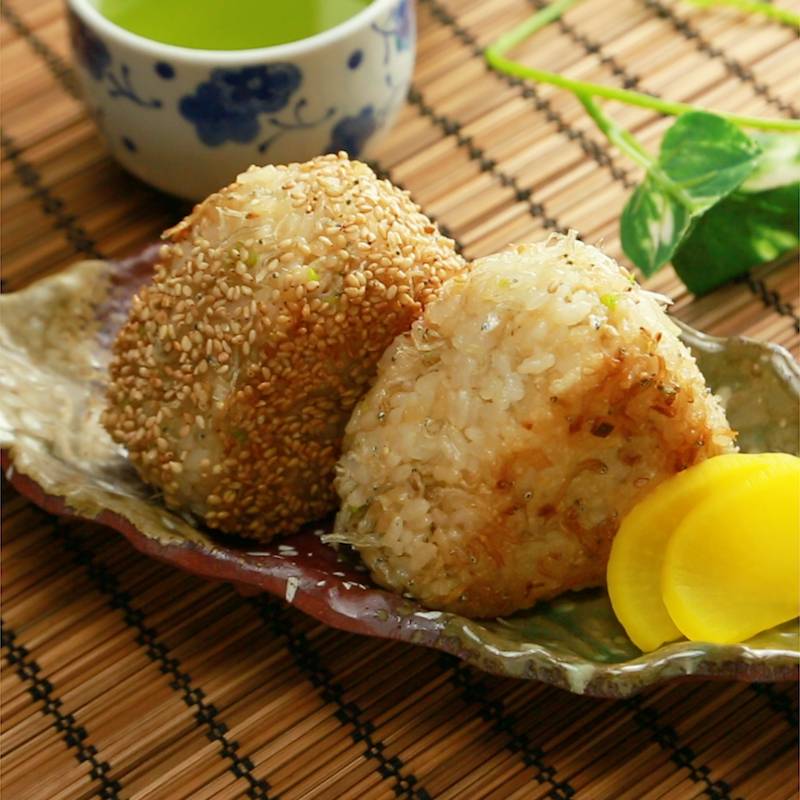 ごま油香る じゃこと長ねぎの焼きおにぎり 作り方・レシピ | クラシル