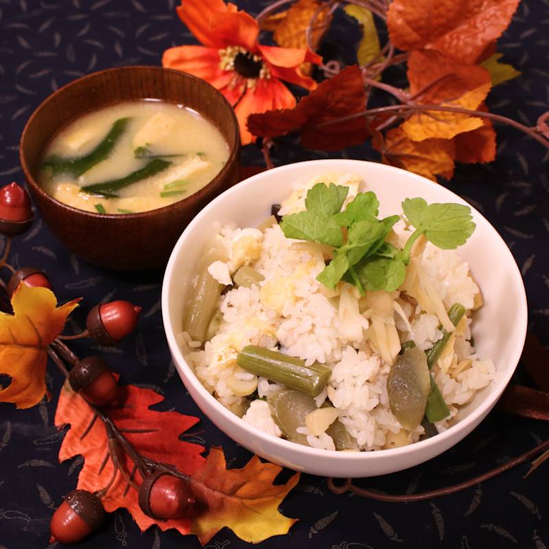 山菜の水煮使用で季節の香り かしわ炊き込みごはん 作り方 レシピ クラシル