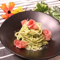 緑鮮やか!小松菜ソースの生ハムパスタ