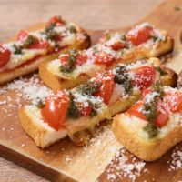 簡単ピザ風 トマトとチーズのジェノベーゼ