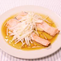 ごま油が決め手!簡単ふんわり鮭のレンジ蒸し