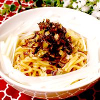 一度食べたら止まらない!焦がしネギたっぷりの油そば