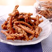 パスタでお菓子!マカロニの黒糖かりんとう風