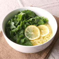 パクチーたくさん エスニック風味の塩ラーメン