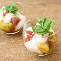 エスニック風 まぐろとアボカドのやまかけ