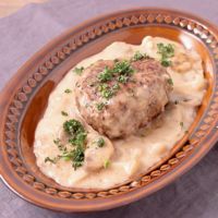 クリーミーな白の煮込みハンバーグ