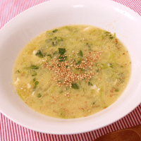 たっぷり玉ねぎと豆苗の卵中華スープ