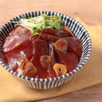マグロのニンニク醤油漬け丼