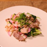 セロリの葉っぱと豚バラ肉のチリソース炒め