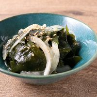 生わかめと新玉ねぎのわさび醤油ドレッシングサラダ