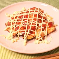 トマトとチーズで洋風お好み焼き