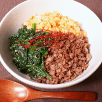 彩り鮮やか!基本の三色丼