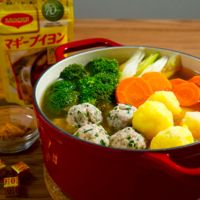 簡単早変わり 鶏とポテトボールのカレー鍋