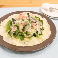 新玉ねぎたっぷり!餃子の皮でサラダピッツァ