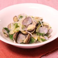 おつまみにぜひ!あさりとセロリのワイン蒸し