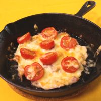 スキレットで作る 豚とトマトのチーズ焼き
