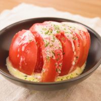 トマトのヨーグルトソースがけサラダ