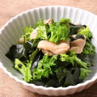 生わかめと鶏もも肉のサラダ