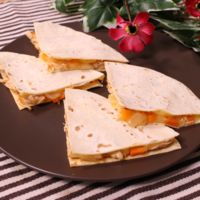 とろ〜りチーズのトムヤム風味チキンケッサディア