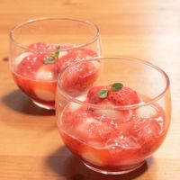ごろごろいちごソースの豆腐白玉