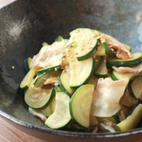 豚バラ肉とズッキーニのオイマヨ炒め