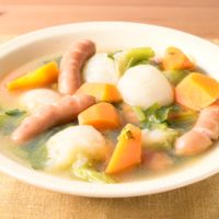 カブとソーセージのあったかコンソメ煮込み