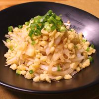 サクサクおいしい!揚げ玉のせオニオンサラダ
