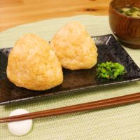 おにぎりバリエーションの一つに!鮭フレークとチーズの混ぜごはんおにぎり