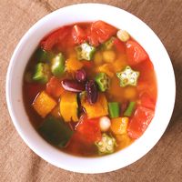 カラフル野菜とミックスビーンズのコンソメスープ