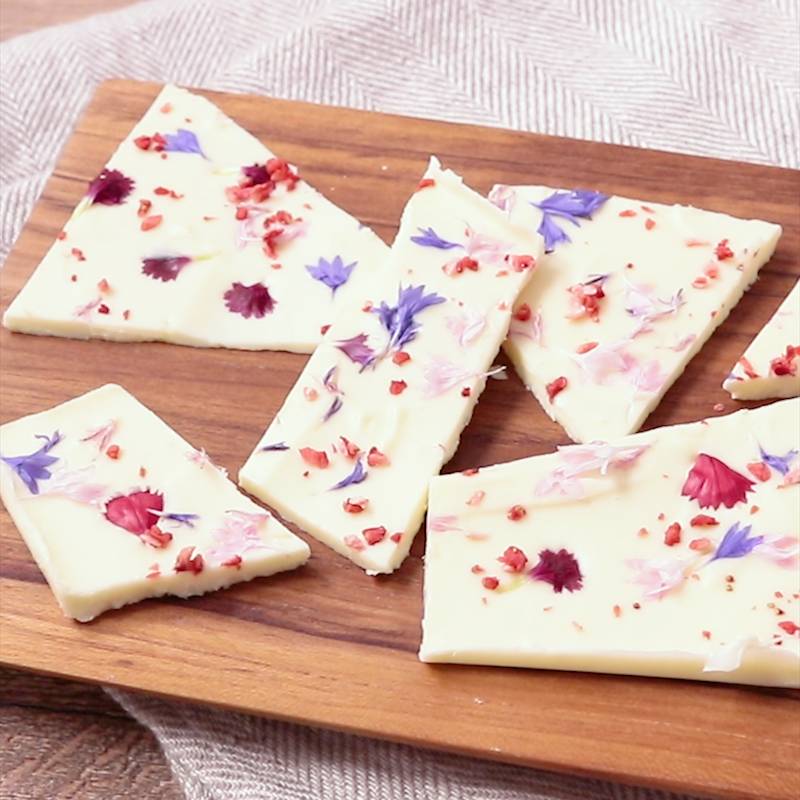 エディブルフラワーのチョコレートバーグ 作り方 レシピ クラシル