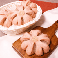 見た目もキュート!桜の白あんぱん