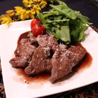 ちょっとのコツで柔らかジューシー!赤ワイン香る一口ポークステーキ