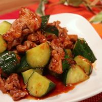 おつまみにも!\nきゅうりと豚肉のピリ辛炒め