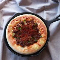 スキレットで旨辛プルコギピザ